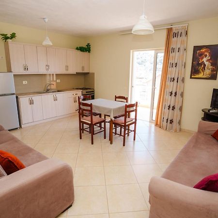 Sarah'S Apartments - 5 Min Walk To Beaches & Boulevard - Big Balcony! Sarande Bagian luar foto